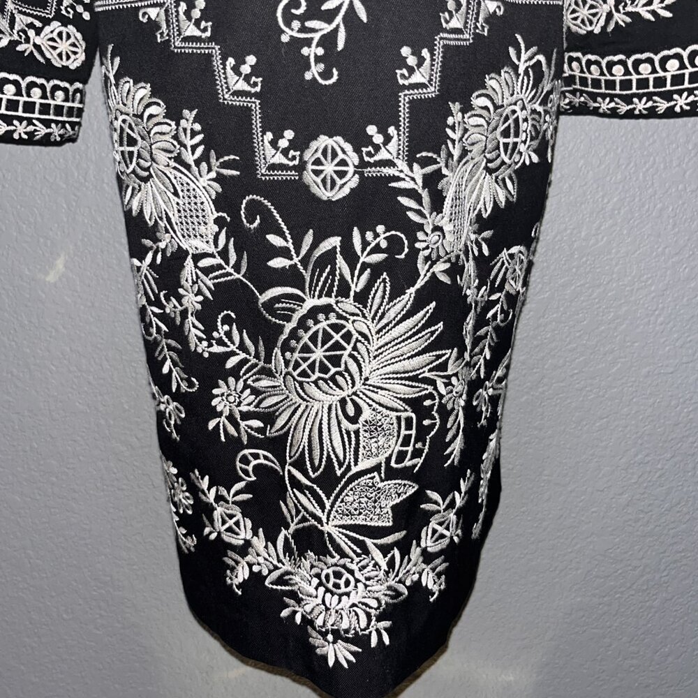 CHICO'S FULLY EMBOIDERED BLACK & WHITE KIMONO JACKET TOPPER - EUC - SIZE 0 = 4/6 - Picture 8 of 15